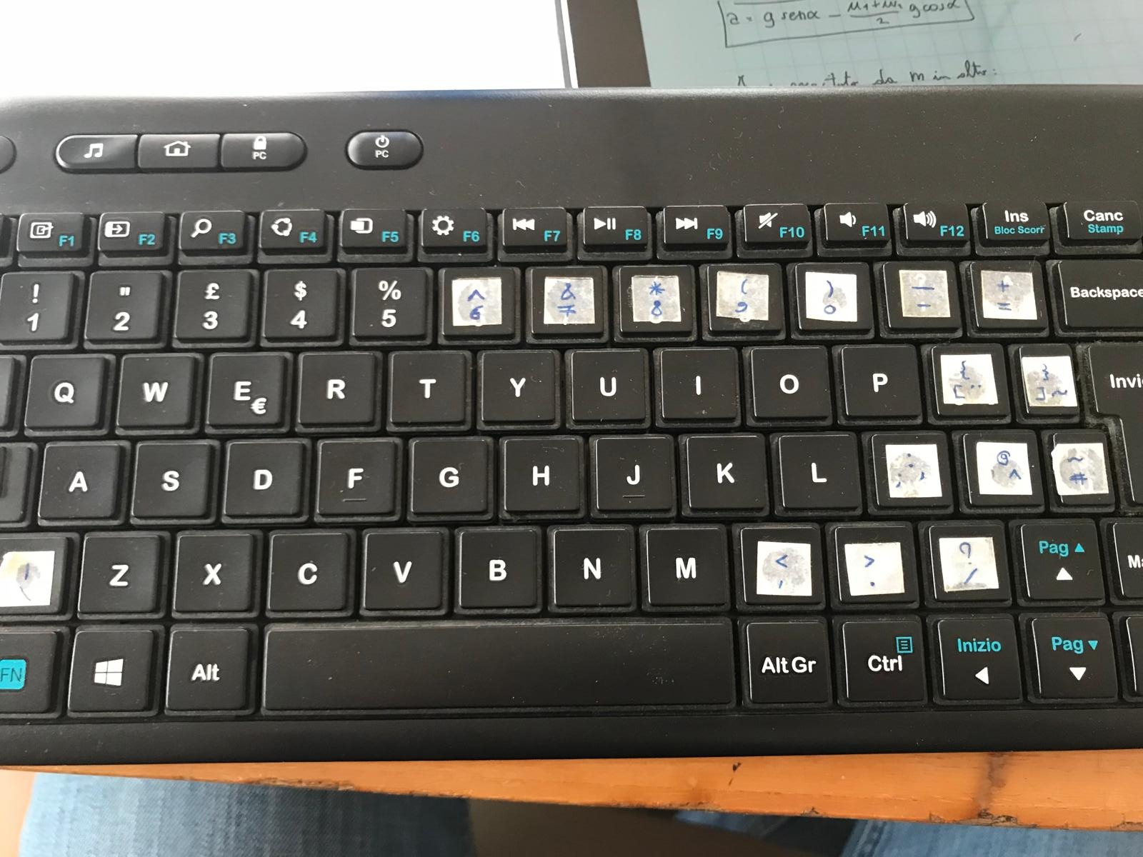 The Italian keyboard with hand-drawn pieces of the American layout glued onto the keys